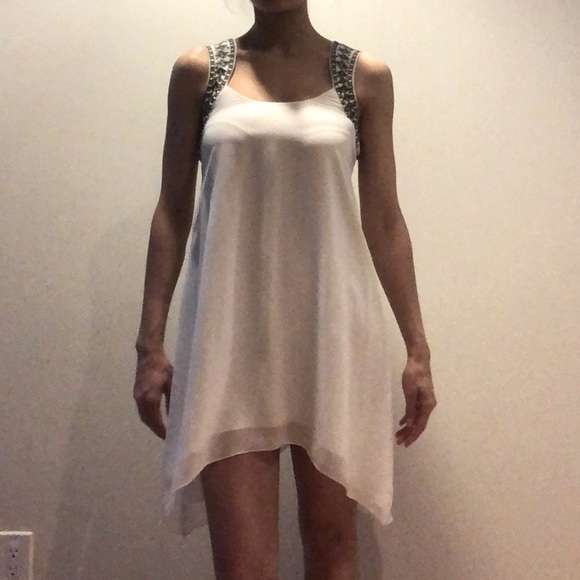 Flowy white mini dress with embroidered straps - Picture 4 of 5
